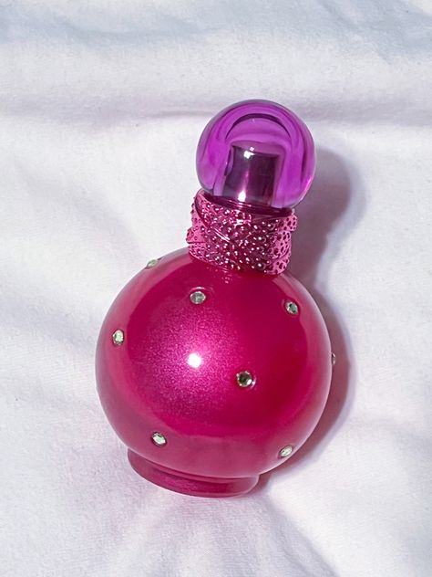 Britney Spears Aesthetic, Britney Spears Perfume, Perfume Scents, Luxury Perfume, Perfume Collection, Spears, Britney Spears, Neymar, Lei