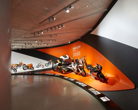 Gallery of KTM Motohall / HOFBAUER LIEBMANN WIMMESBERGER architekten + X Architekten - 4 Motorcycle Showroom Interior, Motorcycle Showroom Design, Automotive Showroom, Car Showroom Design, Motorcycle Store, Retail Space Design, Showroom Interior Design, Lobby Interior, Exhibition Stand Design