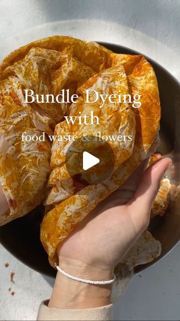 Dyeing With Onion Skins, Natural Fabric Dyeing Techniques, Sun Dyeing Fabric, Bundle Dyeing With Flowers, Fabric Dyeing Techniques Tutorials, Tie And Dye Techniques, Natural Dyes For Fabric, Bundle Dyeing, Eco Dyeing Fabric