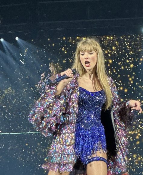 Midnights Tour Outfits, Midnights Wallpapers Taylor Swift, Karma Eras Tour, Taylor Swift Glitter, Taylor Swift Eras Tour Aesthetic, Taylor Swift Eras Tour Wallpaper, Karma Jacket, Eras Outfit, Blonde With Blue Eyes