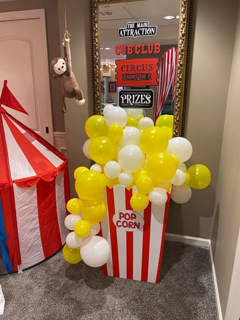 Carnival Party Balloons, Balloon Popcorn Decoration, Movie Night Balloons, Popcorn Birthday Party Theme, Popcorn Arch Balloons, Clown Party Ideas, Popcorn Balloons, Popcorn Balloon Garland, Movie Theme Balloon Arch