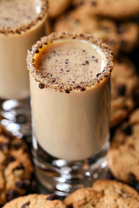 This Chocolate Chip Cookie Shot taste just like the cookie! Serve this shot recipe for happy hour or dessert! #shotrecipes #shots #cocktails #drinkrecipes #dessertshots Amaretto Recipe, Chocolate Shot, Cookie Shot, Chocolate Vodka, Shooter Recipes, Boozy Popsicles, Edible Cups, Cookie Shots, Chocolate Shots