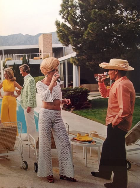 Retro Pool Parties, Palm Springs Fashion, Kaufman House, Slim Aarons Photography, Palm Springs Vintage, Palm Springs Party, Vintage Palm Springs, Poolside Glamour, Patti Hansen