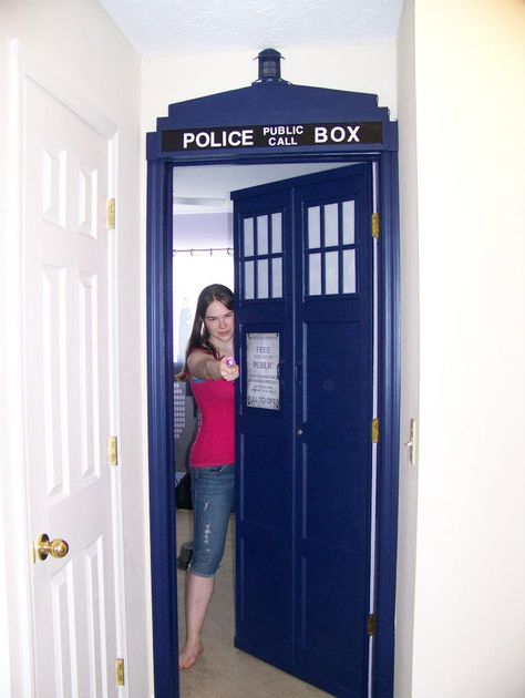 TARDIS Door Open by kurtklaineblaine.deviantart.com on @deviantART Doctor Who Bedroom, Doctor Who Decor, Tardis Door, Art Room Doors, Diy Geek, Comic Room, Matt Smith Doctor Who, Diy Doctor, Flat Door