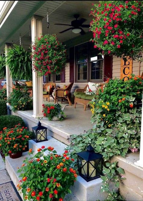 Veranda Design, Small Flower Gardens, Porch Flowers, Front Porch Design, Small Front Porches, Porch Garden, Front Porch Decorating, Porch Design, Garden Cottage