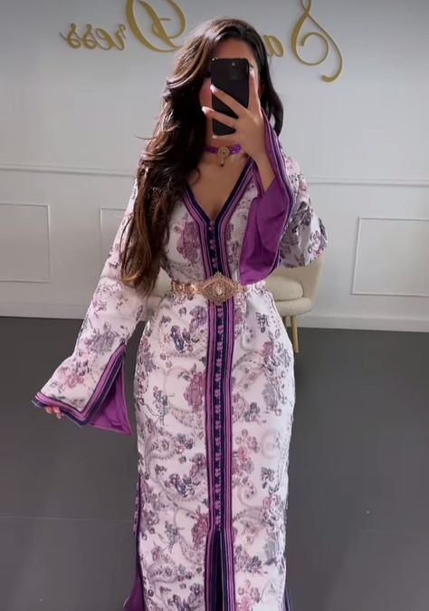 Moroccan Dress Kaftan, Moroccan Outfit, Moroccan Kaftan Dress, Algerian Clothing, Asian Style Dress, Moroccan Clothing, Kaftan Designs, Modest Fashion Hijab, Moroccan Fashion