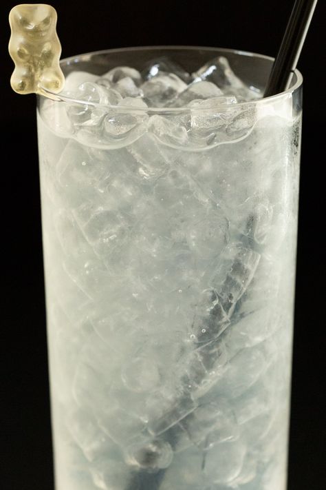 This light and fruity cocktail is easy to drink. Named after the Haribo white gummy bear. Gummy Bear Drink Recipe, White Gummy Bear Drink, Gummy Bear Cocktail, Gummy Bear Drink Alcohol, Gummy Bear Drink, Bear Cocktail, White Gummy Bear, Vodka Infused Gummy Bears, Gummy Bears Soaked In Vodka