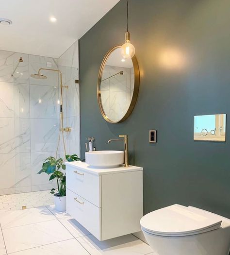 INSPIRASJON TIL BADET 🛁 on Instagram: “Lekre detaljer i gull og grønn hos @idamariussen 🌿 ———————————————— #baderomsinspo #baderomsinspo_profil #nyttbad #tipstilbadet #rom123bad…” Gold Bathroom, Bathroom Inspo, Green Bathroom, En Suite Bathroom, Beautiful Bathrooms, White Bathroom, House Inspo, Green Gold, Bathroom Interior