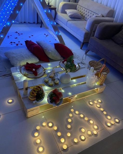 Bedroom Picnic Ideas, Living Room Dinner Date, In Home Picnic Date, Indoor Tent Date Night, Valentines Indoor Picnic, Anniversary At Home Romantic, Hotel Picnic Ideas, Indoor Picnic Ideas Romantic Date Night, Living Room Picnic Date Romantic