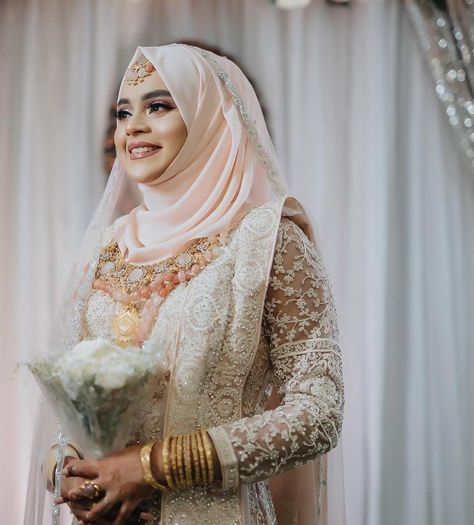 Valima Hijabi Bride, Hijab Wrapping Styles For Wedding, Muslimah Wedding Dress Brides Hijab Styles, Hijab Bridal Look, Hijabi Lehenga, Indian Hijabi Bride, Hijabi Bride Pakistani, Muslim Brides Indian, Muslim Bride Dress