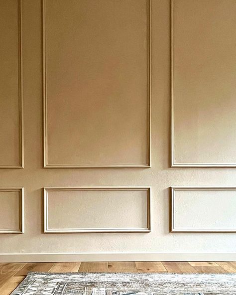 Color Atelier Paint & Plaster on Instagram: “Wall panels are Limewash Painted ✨ SWOON! Featured color is Linen Beige. Thank you for sharing your beautiful project with us @recasthomes…” Limewash Paneling, Limewash Wainscoting, Limewash Hallway, Limewash Bedroom, Neoclassic Wall, Atelier Paint, Color Atelier, Limewash Walls, Wall Panel Molding