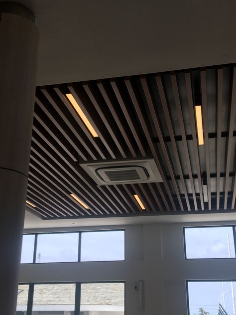 Metal Ceilings, Wood Slat Ceiling, Baffle Ceiling, Tray Ceilings, Interior Ceiling Design, Kitchen Cook, Office Interior Design Modern, Ceiling Design Modern, Ceiling Detail