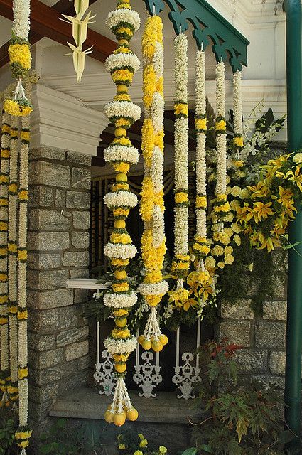 South indian beautiful floral arrangement Flowers Hanging, Housewarming Decorations, Mandap Decor, Desi Wedding Decor, Marriage Decoration, Beautiful Wedding Decorations, Wedding Mandap, South Indian Weddings, Wedding Stage Decorations