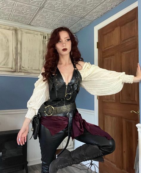 Pirate Outfit Women, Elisabeth Swan, Pirate Vibes, Ren Faire Outfits, Renn Faire, Character Customization, Female Pirate Costume, Pirate Cosplay, Fair Outfit