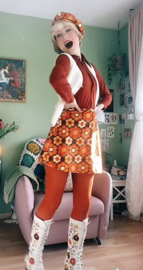 Outfit Ideas 70s, Orange Outfit Ideas, 60s Inspired Outfits, 70’s Outfit, 70s Outfit, 60s And 70s Fashion, 70s Outfits, Orange Outfit, Popular Color