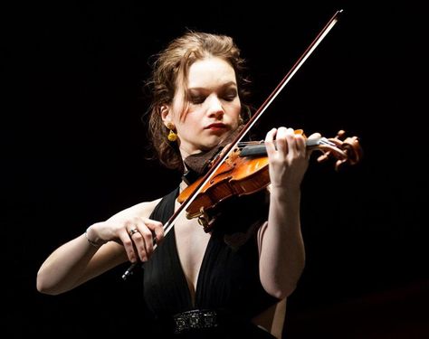 Woman Violinist, Violin Art Painting, Violin Senior Pictures, Violinist Photography, Hilary Hahn, Violin Photography, Violin Family, Musician Portraits, Musician Photography