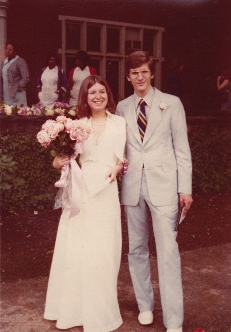 32 Cool Photos Show What Weddings Looked Like in the 1970s ~ Vintage Everyday 1970s Wedding Reception, 1970s Wedding Photos, 70s Wedding Photos, 1970 Wedding, 1990s Wedding, Vintage Wedding Groom, Old Wedding Photos, Rustic Engagement Photos, Old Fashioned Wedding