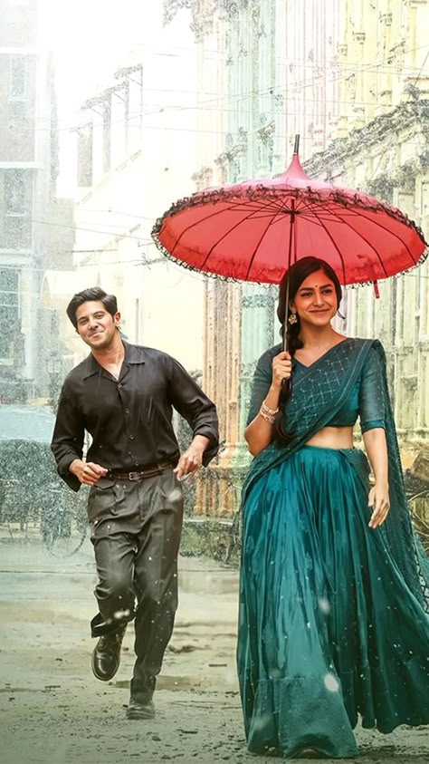 Sita Raman, Sita Ramam, Mrunal Thakur, Cute Movie Scenes, Sita Ram, Movie Pic, New Photos Hd, Film Images, Love Couple Photo