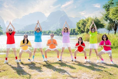 Friends Photoshoot Outdoor, Hip Hop Group Poses, Defi Photo, Bday Poses, Group Photo Poses, Group Picture Poses, Colorful Borders Design, Friendship Photoshoot, Friend Pictures Poses