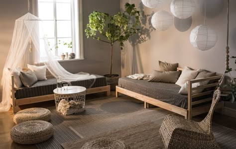 A living room in natural colors and decorated with day beds, paper lamps, woven cushions and plants. Ikea Utåker, Divan Cama, Day Bed Frame, Feng Shui Living Room, Futon Decor, Daybed Frame, Murphy Bed Ikea, Living Room Plants, Bedding Ideas