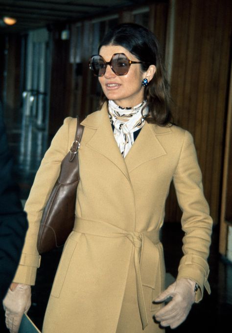 Jackie Kennedy Onassis: See 10 of Her Most Iconic Fashion Moments from the 'Jackie O' Years - Closer Weekly Hipster Trousers, Jackie O Style, Jackie Onassis, Jackie O, Safari Style, Beige Dresses, Black Turtleneck, Casual Black, First Lady