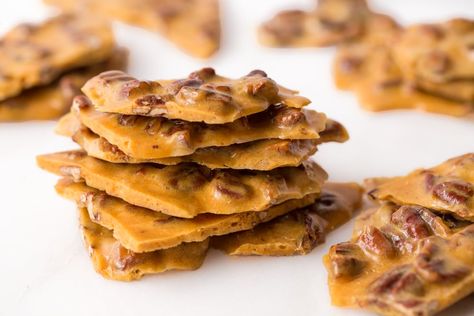 15-Minute Microwave Pecan Brittle https://thecafesucrefarine.com/15-minute-microwave-pecan-brittle/ Pecan Candy, Pecan Brittle, Brittle Recipes, Nice Recipes, Nut Recipes, Peanut Brittle, Homemade Caramel, Candy Recipes, Salted Caramel