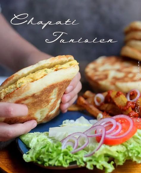 Sandwich tunisien chapati : recette aux milles saveurs Tunisian Food, Cooking Cookies, Salty Foods, Delicious Pizza, Buffet Food, Chapati, Sandwich Recipes, International Recipes, Chicken Burgers