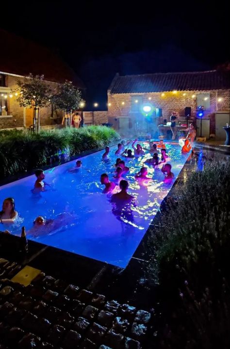 Led Pool Party, Pool Party Birthday Ideas, Pool House Party, Winter Pool Party, Frat Party Aesthetic, Neon Pool Party, Sweet 16 Pool Parties, Neon Pool Parties, House Party Aesthetic