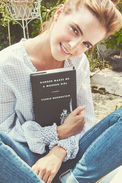 27 of Emma Watson's Favorite Books - Emma Watson Reading List Emma Watson Book Club, Carrie Brownstein, Feminist Books, Emma Watson Style, Images Harry Potter, Emma Thompson, Cameron Diaz, Elle Magazine, Natalie Portman