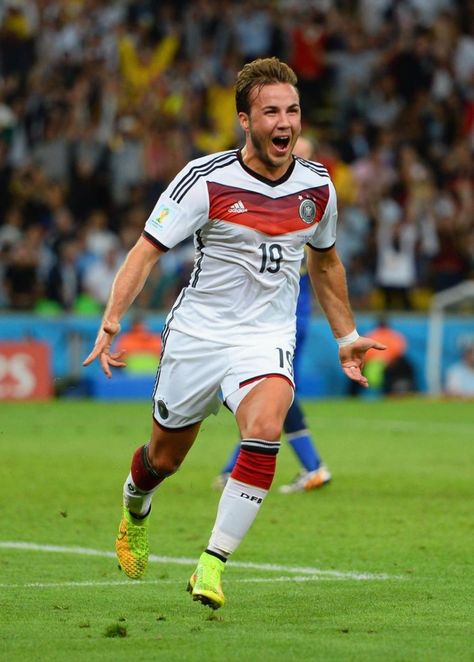 Mario Gotze of Germany scoring against Argentina in the 2014 World Cup Finals Germany National Football Team, German Football Players, Rio Photos, German National Team, 2014 World Cup, Germany Football, Good Soccer Players, Fc Bayern Munich, Soccer Goal