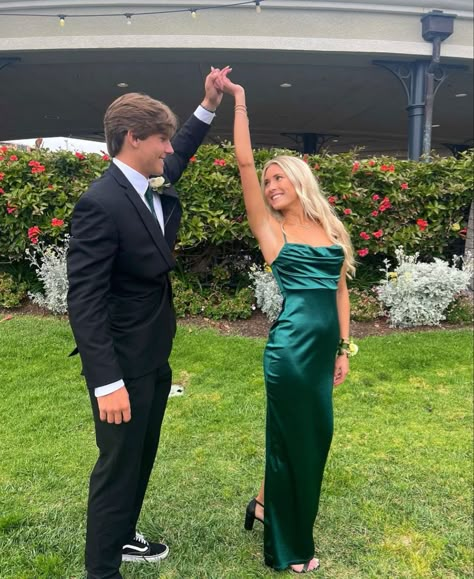 17th Birthday Outfits, Green Prom Couple, Homecoming Poses With Date, Hoco Couples, Hoco Pose, Formal Couple, Green Satin Prom Dress, Hoco Poses, Couple Prom