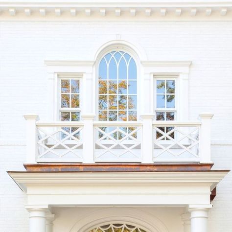 BBA Architects on Instagram: "This North Shore home offers a warm welcome and plenty of curb appeal. The Georgian-inspired exterior features a Palladian window, a unique dental pattern, and a water table brick course. @exteriorsofinstagram #bbaglencoegeorgian #bbahomes #whitehouse #bbaexteriors #exterior #exteriordesign #exteriorsofinstagram #siding #northshore #chicagosuburbs #traditionaldesign #transitionaldesign #luxuryliving #northshorehomes #georgianexterior" Palladian Window, Chicago Suburbs, Water Table, Row House, Craft Studio, Transitional Design, North Shore, Curb Appeal, Traditional Design