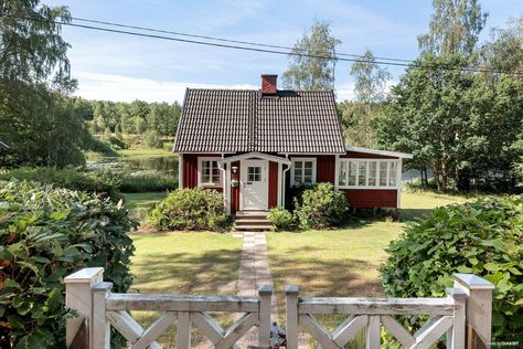 House Near Water, Swedish Houses, Finnish House, Home Designs Exterior, Swedish Cottage, Shed To Tiny House, Small Cottages, Cottage Style Homes, Tiny Cottage