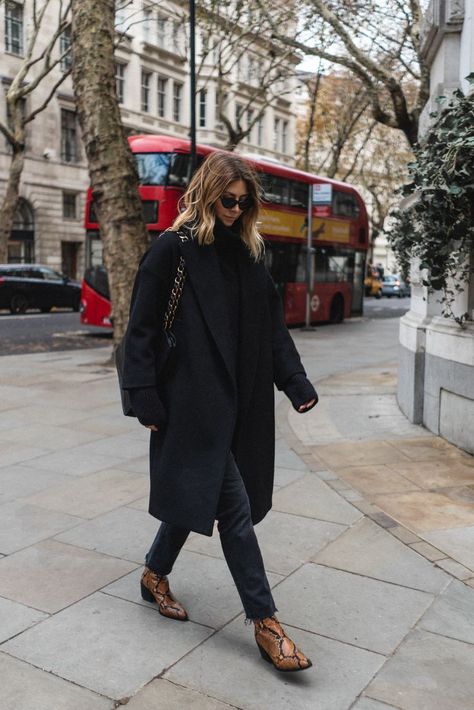 Emma hill wears chic all black Winter outfit with snakeskin boots Long Black Coat Outfit, Snakeskin Boots Outfit, Outfit Nero, Black Coat Outfit, Chic Fall Fashion, Fall Fashion Coats, Snakeskin Boots, Long Black Coat, Paris Mode