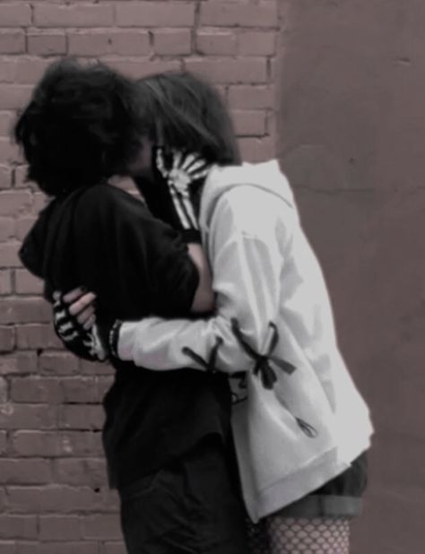 Gender Neutral Pfp Aesthetic, Emo Relationship Goals, Emos Making Out, Straddle Hug, Laying On Chest Couple, Gay Vampire Aesthetic, Cool Couple Poses, Pose Reference Photo Couple, Emo Pose