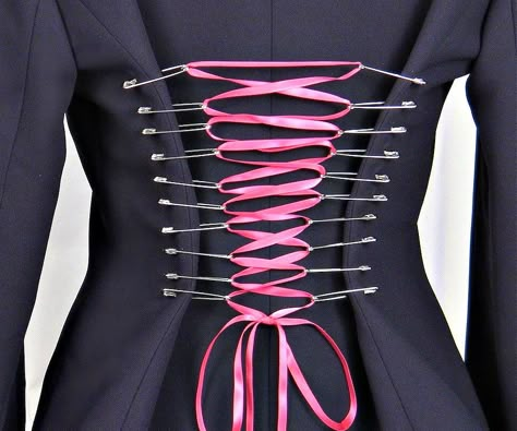 This safety pin corset is a very simple way to get the lace-up corset effect with just a few supplies I'll be you already have. Use this technique to help a loose blazer fit better or create the look of a smaller waist on a fitted blazer. Safety Pin Corset, Safety Pins Fashion, Safety Pin Art, Diy Corset, Ropa Upcycling, Diy Fashion Trends, Mode Steampunk, Mode Tips, Corset Back