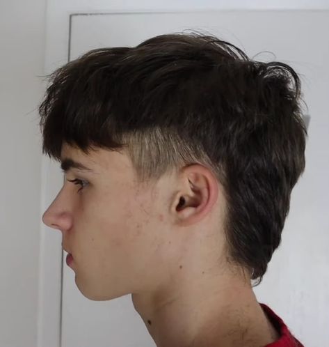 Mullet Undercut Men, Soft Mullet Men Straight Hair, Mullet Hair Hombre, Mullet Short Hair Men, Mulet Hair Men, Modern Mullet Fade, Mullet Fade Haircut, Short Mullet Mens, Straight Mullet