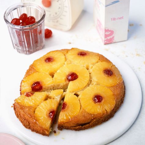 Coconut Upside Down Cake, Bakewell Cake, Baked Pineapple, Eggless Cake Recipe, White Cake Recipe, Bbc Food, Apple Cake Recipes, Pineapple Upside, Pineapple Upside Down Cake