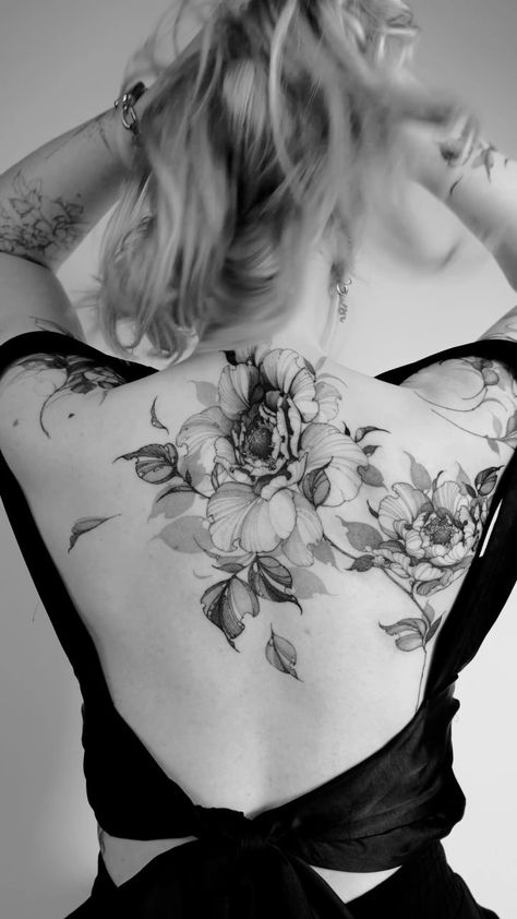 | I love this project😍 Thank you Julia for your trust again. I really appreciate it. 🙏🏻🌸 • #backtattoo #flowertattoos #finelinetattoos… | Instagram Magnolia Cover Up Tattoo, Back Of Neck Floral Tattoo, Plant Tattoo Back, Back Flower Tattoo, Porcelain Tattoo, Aaa Tattoo, Floral Back Tattoos, Soul Tattoo, Phoenix Tattoo Design