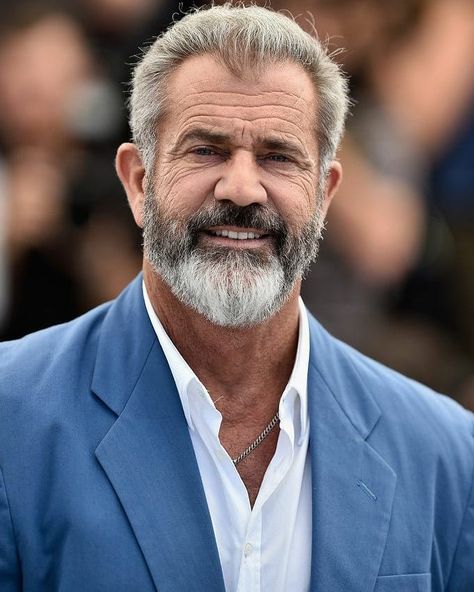 Whats your favorite Mel Gibson movie?  Follow👆@gentlemansapproval for more Interested in business/collaboration? DM📩 Silver Hair Men, Older Mens Hairstyles, Grey Hair Over 50, Trendy Mens Haircuts, Grey Hair Men, Gray Hair Cuts, Silver Grey Hair, Mel Gibson, Beard Styles For Men