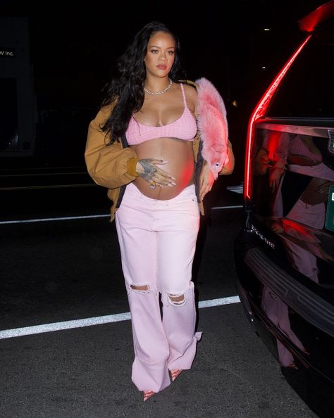 Looks Rihanna, Rihanna Outfits, Pretty Pregnant, Cute Maternity Outfits, Stylish Maternity Outfits, Rihanna Style, Pregnancy Looks, Pink Bralette, Rihanna Fenty