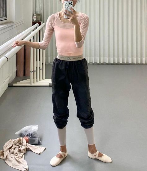 Ballet Warmup Outfit, Ballet Style Fashion, Ballet Practice Outfit, Ballet Fits, Ballet Attire, Dance Class Outfit, Summer Intensive, Ballet Outfit, Ballet Wear