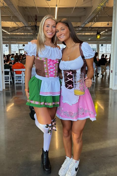 Octoberfest Women, Octoberfest Girls, Bar Rescue, Oktoberfest Woman, Vibe Outfits, Street Fashion Women, Pin Up Drawings, Bremen Germany, Dirndl Outfit