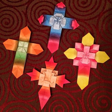 Origami Cross, Faith Crafts, Cross Crafts, Christmas Cross, Underarmor Logo, Easter Crafts, Christmas Tree Skirt, Tatting, Origami