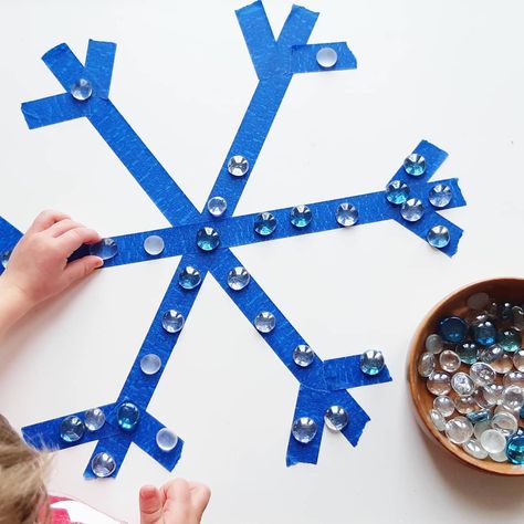 @baby.bear.went.to.play shared a photo on Instagram: “Loose Parts Snowflake ❄ . . I saw this idea over at @heuristicmommas and had to give it a try! . . The tape snowflake (using @bamtape…” • Feb 23, 2021 at 7:21pm UTC Snowflake Loose Parts, Snowflake Provocation, Winter Unit Preschool, Kindergarten Addition, Winter Unit, Addition Kindergarten, Art Recipes, Preschool Winter, Tuff Tray