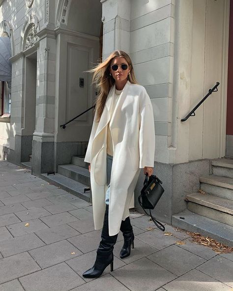 Lovisa Barkman (@lovisabarkman) • Instagram photos and videos Cream Outfits For Women, Los Angeles Street Style, Cream Outfits, Lawyer Outfit, Relaxed Outfit, Outfits For Women, Street Style Inspiration, Jeans Outfit, Fashion Over 40