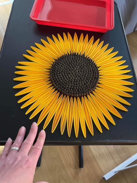 Quilling Sunflower, Quilling Gifts, Quiling Paper Art, Quilling Arts, Quilling Flowers Tutorial, Diy Flower Wall, Quilling Flower Designs, Paper Quilling Flowers, Quilling Work