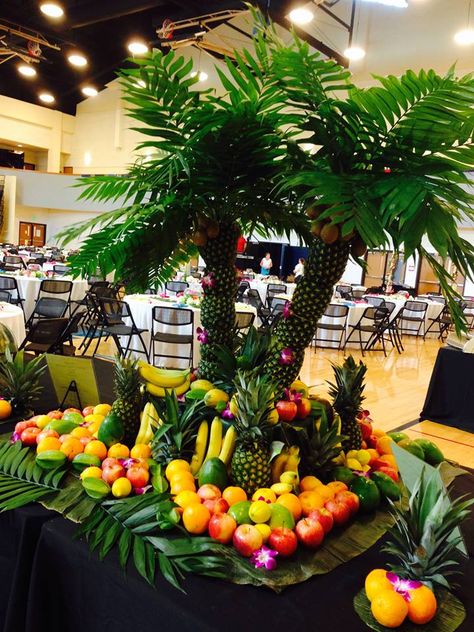 Pineapple Palm Tree Fruit Tray, Fruit Kabobs Display, Art Party Foods, Safari Baby Shower Cake, Fruit Buffet, Palm Tree Fruit, Fruit Table, Fruit Sculptures, Catering Food Displays