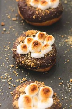 Donut Smores, Donuts From Biscuits, Smores Donut, Donut Glaze Recipes, Fall Donuts, Biscuits Homemade, Wine Walk, Easy Smores, Donut Decorating Ideas