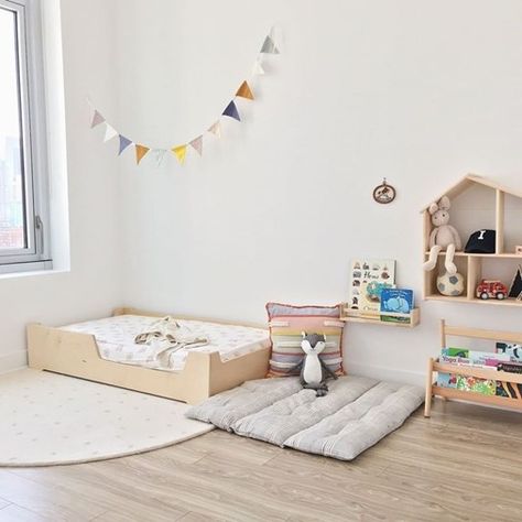 13 Simple & Stylish Montessori Nursery Ideas | Baby Journey Montessori Baby Bed, Montessori Nursery Ideas, Toddler Room Design Ideas, Montessori Baby Room, Montessori Room Ideas, Montessori Kids Room, Montessori Toddler Rooms, Montessori Infant Room, Montessori Nursery